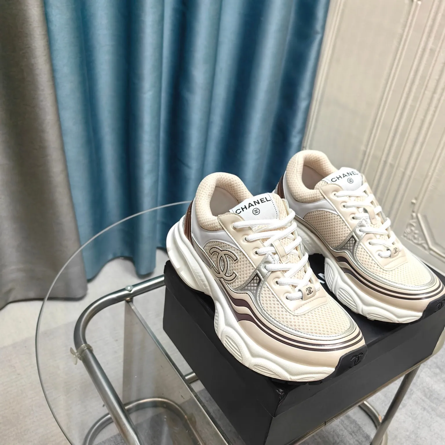 p680🐮🐮Chanel Chanel dad shoes, men and women couples - 2025 counter top casual sports shoes This classic design; the upper is electro-embroidered with a variety of techniques; the outsole is fashionable and sporty; it is unusual to incorporate a variety of color matching elements... The diversified mix and match is very beautiful and versatile, casual, fashionable, sports and outdoor can be taken into account... ꫛꫀꪝ Go➫ Material: ❶Upper is made of: Original imported first-layer silk cowhide + original waterproof cloth + original first-layer cowhide ❷Inner lining: original sheep lining + mesh ❸Outsole based on: original TPU combination outsole Special counter boutique packaging complete set for women 35–41